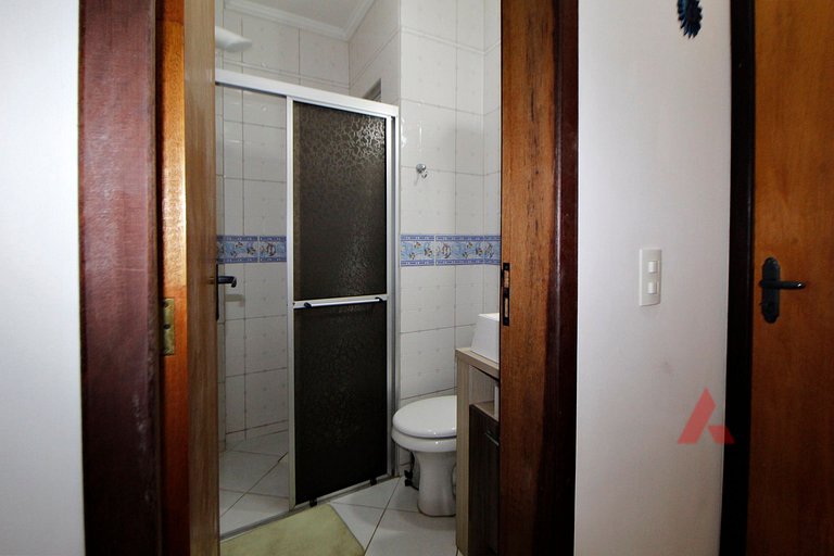 1045 - Apartamento no centro de Bombinhas a 50mts do mar