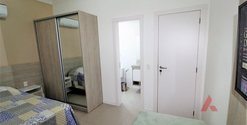 1071 - Apartamento com 2 Suítes na Praia de Bombinhas,