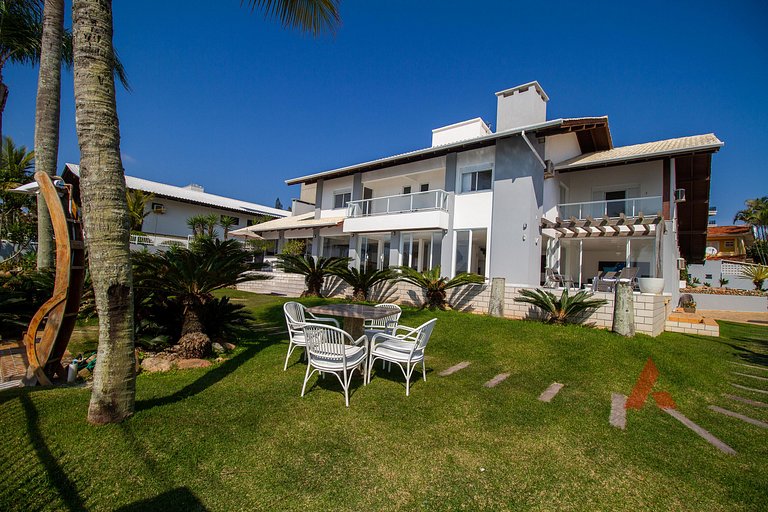 1001 Lindíssima casa de frente para o mar com piscina.