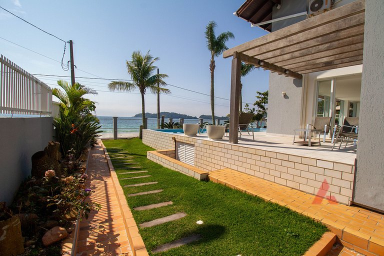 1001 Lindíssima casa de frente para o mar com piscina.