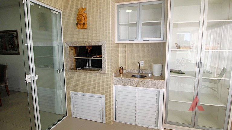 1067 - Apartamento para locação em Bombinhas com 03 suítes