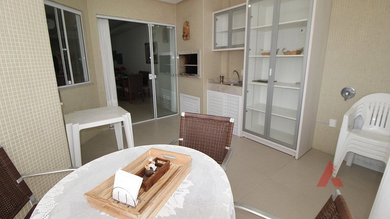 1067 - Apartamento para locação em Bombinhas com 03 suítes
