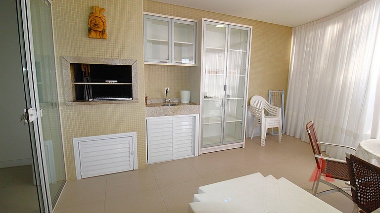 1067 - Apartamento para locação em Bombinhas com 03 suítes