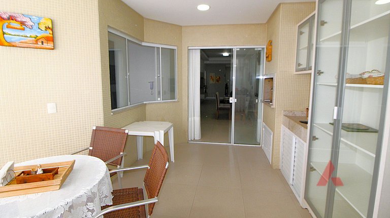 1067 - Apartamento para locação em Bombinhas com 03 suítes