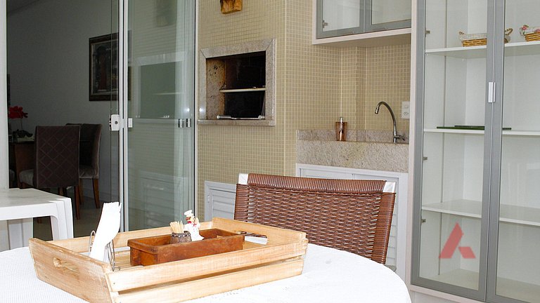 1067 - Apartamento para locação em Bombinhas com 03 suítes