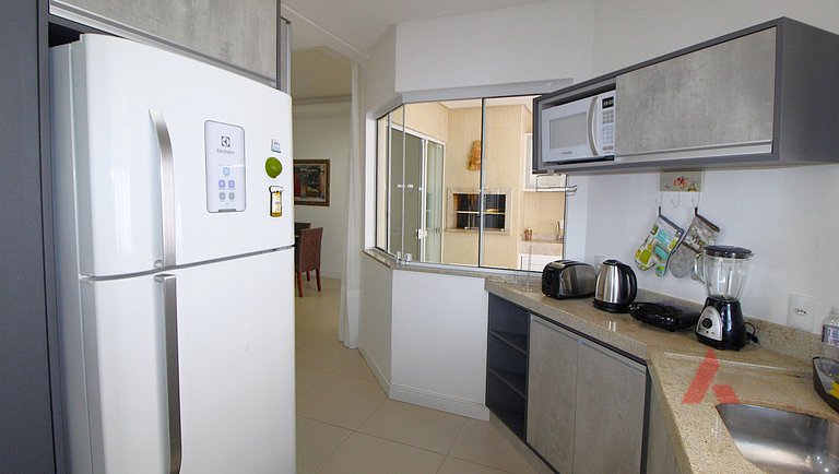 1067 - Apartamento para locação em Bombinhas com 03 suítes