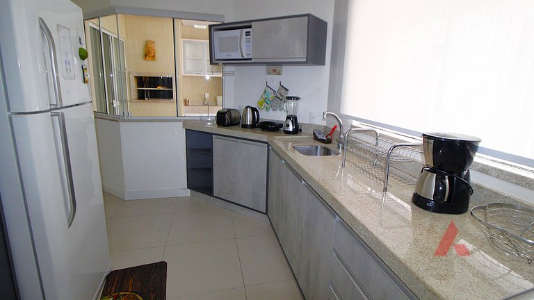 1067 - Apartamento para locação em Bombinhas com 03 suítes