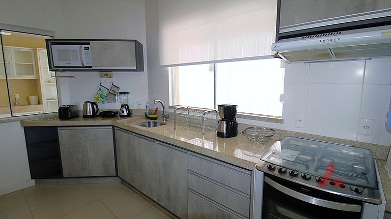 1067 - Apartamento para locação em Bombinhas com 03 suítes