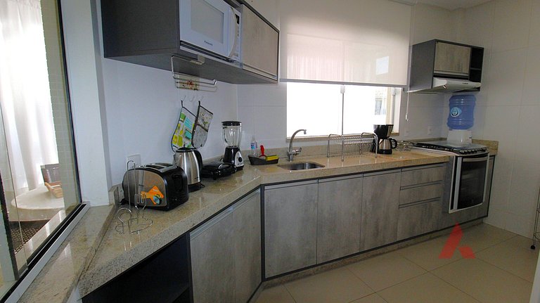 1067 - Apartamento para locação em Bombinhas com 03 suítes