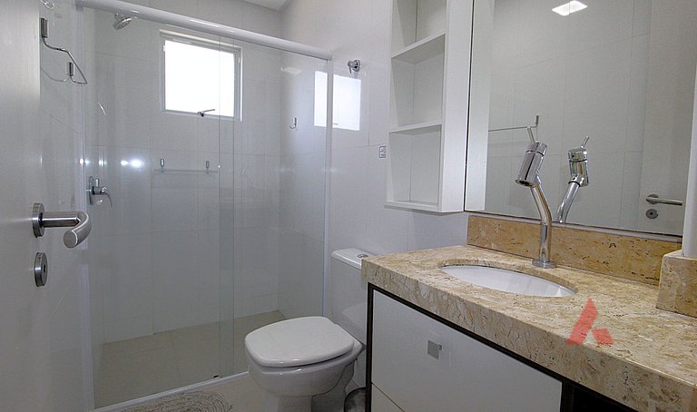 1067 - Apartamento para locação em Bombinhas com 03 suítes
