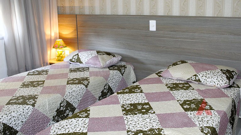 1067 - Apartamento para locação em Bombinhas com 03 suítes
