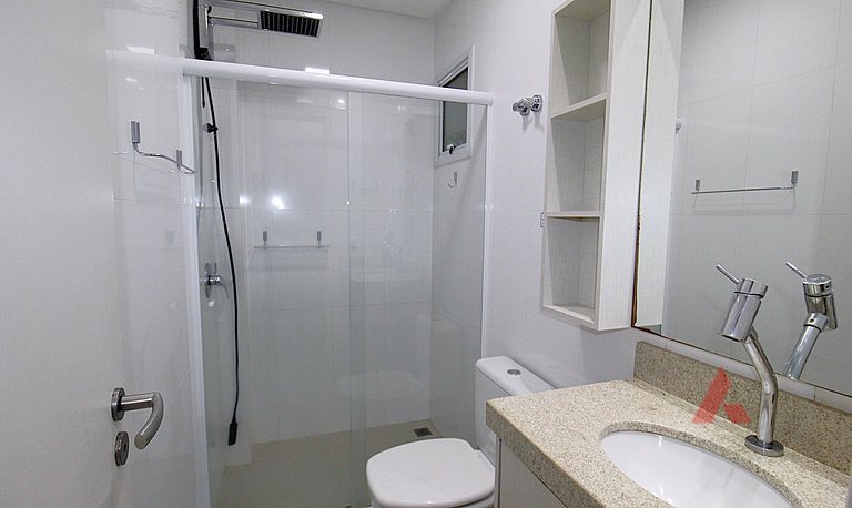 1067 - Apartamento para locação em Bombinhas com 03 suítes