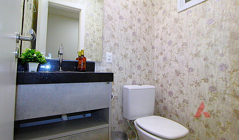1067 - Apartamento para locação em Bombinhas com 03 suítes