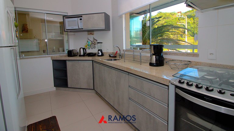 1067 - Apartamento para locação em Bombinhas com 03 suítes
