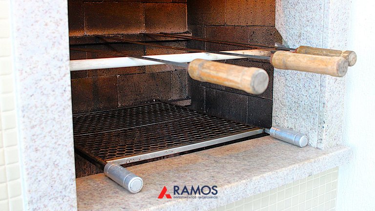 1074 - Apartamento para locação no centro de Bombinhas