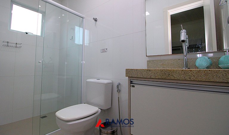 1071 - Apartamento com 2 Suítes na Praia de Bombinhas,