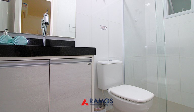 1071 - Apartamento com 2 Suítes na Praia de Bombinhas,