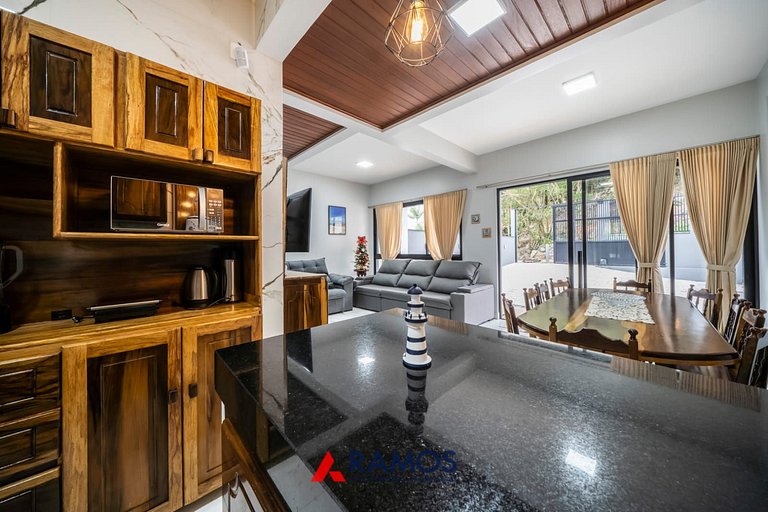 1000 Lindíssima casa a 50mts do mar em Zimbros