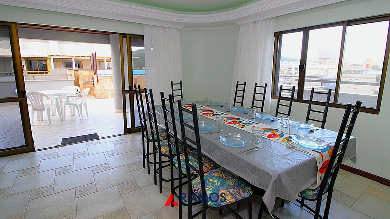 1027 - Cobertura duplex com piscina em Bombinhas